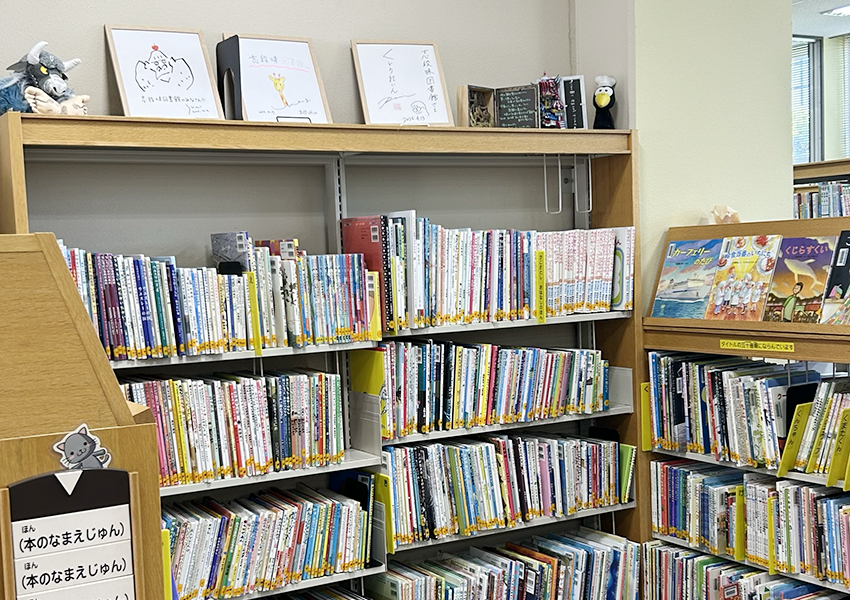 しだみ図書館内観
