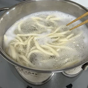 うどん茹でる